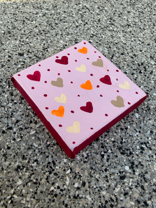 Handbemalte Mini‑Leinwand mit Herzen – Magnet